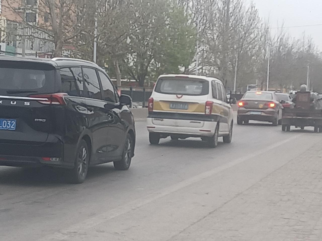 下午骑电动车过一个没信号灯的丁字路口，因为是左转，这个路口车流量挺大车速也挺快，