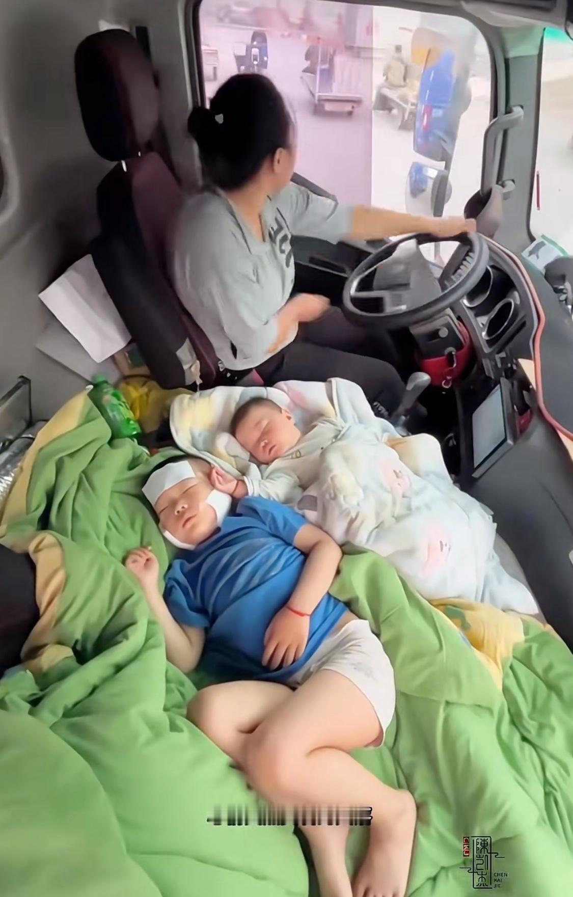 心酸无奈！女子离异后，带两个孩子开卡车养家，边开车边照顾孩子，心酸的同时，又为