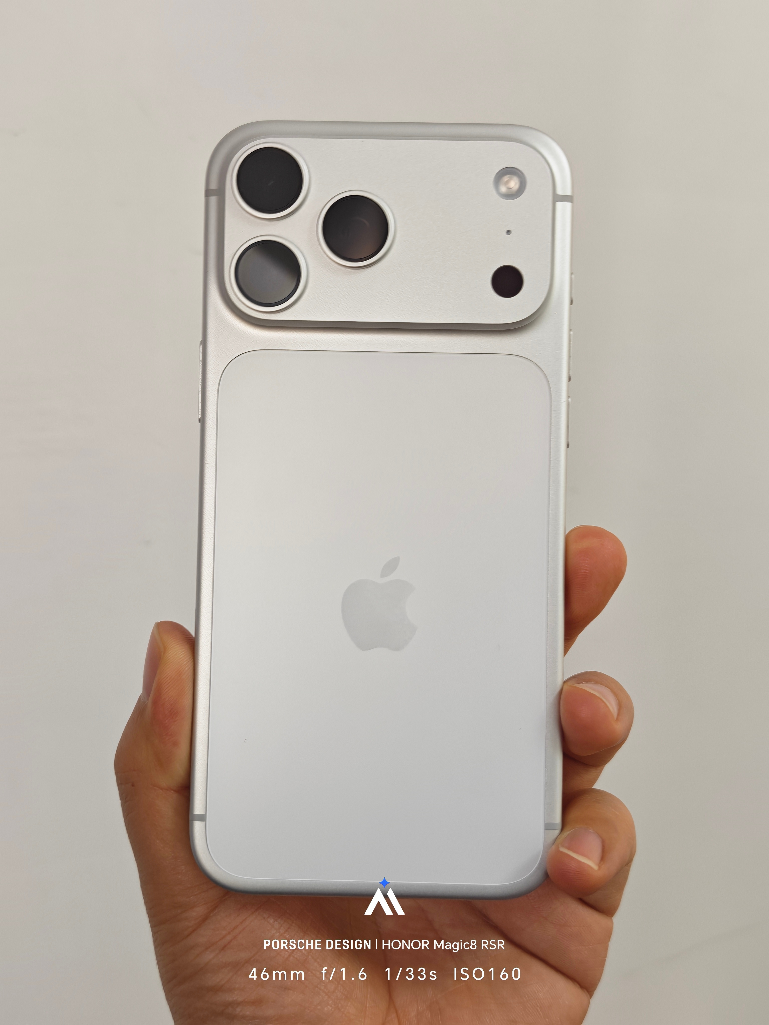 虽然iPhone这几年都是挤牙膏式进步，但有一说一，人家质感方面确实没怎么差过，