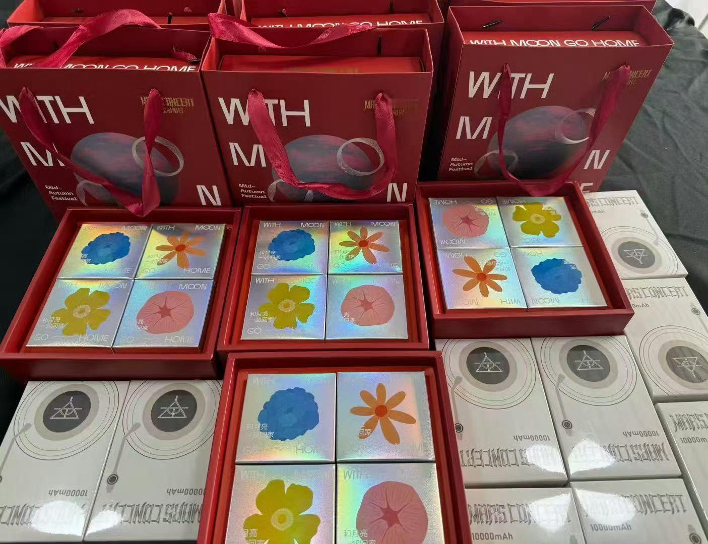 工作人员晒华晨宇送的双节礼物在南京，华晨宇为演出团队送上双节礼物，月饼和充电宝既