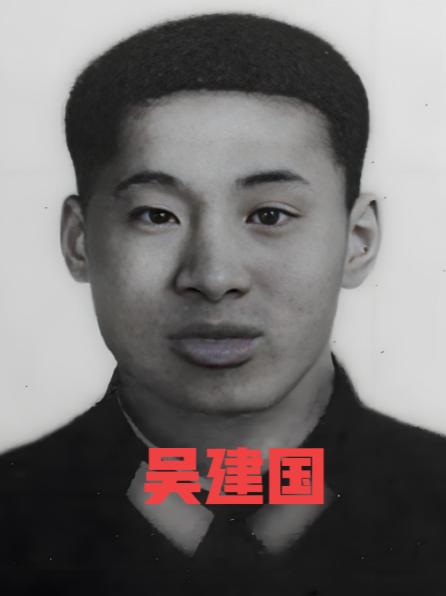 1979年，612高地，17岁战士身中8弹装死，越军军官一靠近，他突然睁眼抱敌滚