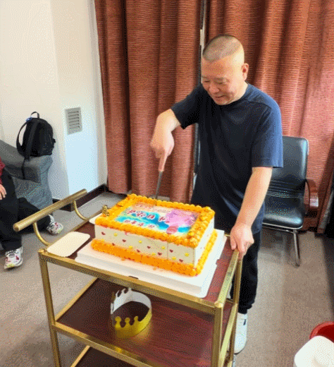 1月18日，是郭德纲53岁的生日，徒弟多了就是好！从一大早上开始，就不断有人向他