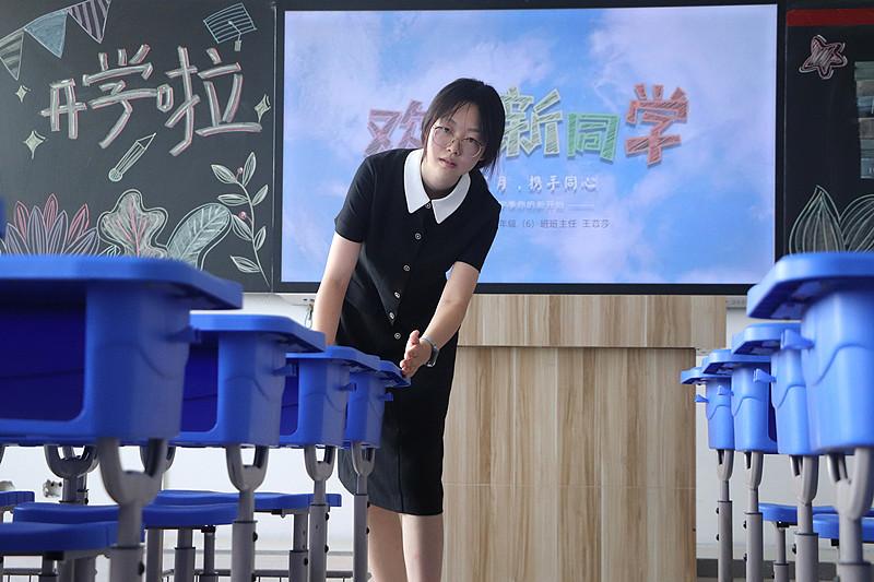 我们80后真得和00后教师学一学，不装了，不演了。我们这些80后一生要面子，