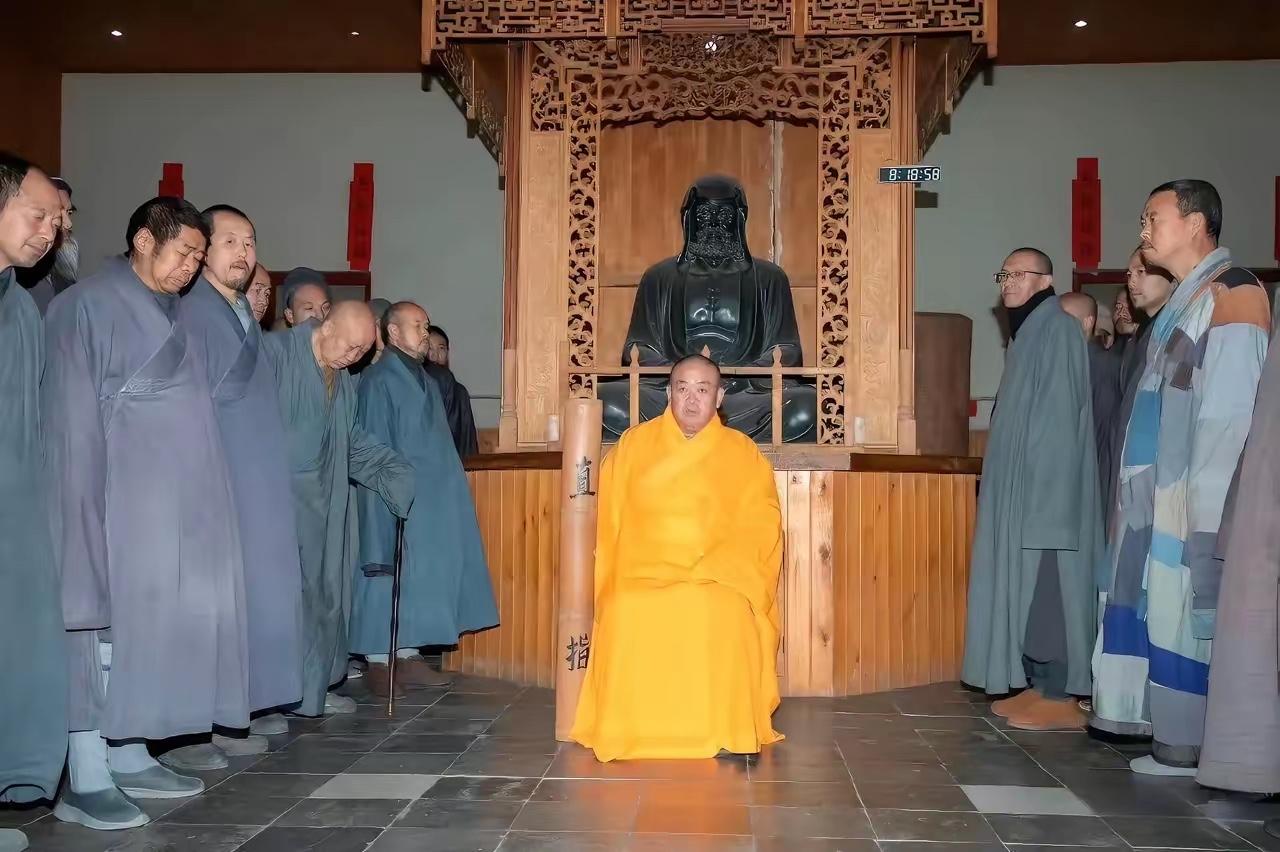 释永信假正经的坐在椅子上两边站满了僧人，一个伪教徒带领着一帮真教徒吃斋念佛，真是