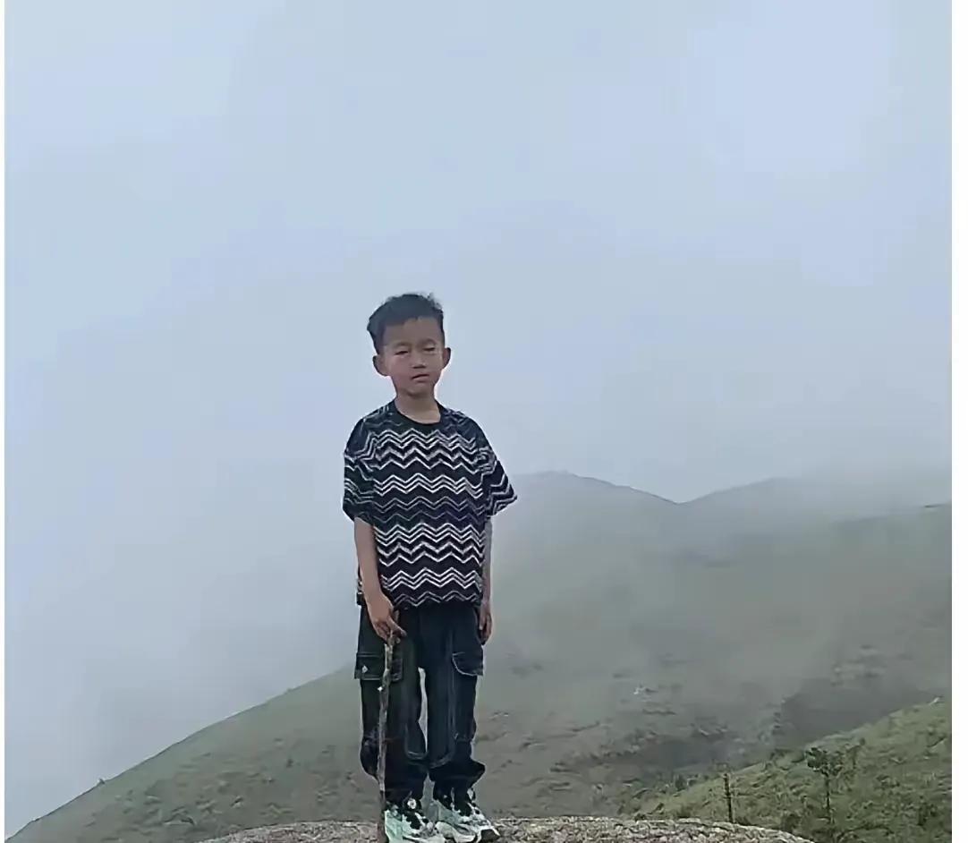 真是百思不得其解啊！男孩都有八九岁了，按道理来说，他是知道一定危险性的地方或是