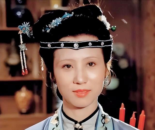 大伙儿还记得《红楼梦》海棠诗社那出戏吗？李纨拍板把薛宝钗的海棠诗捧上冠军宝座，硬