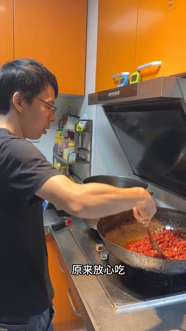 90后小两口长沙摆摊做麻辣小吃的一天。从没想过一条记录给女儿吃店里剩余小吃的日