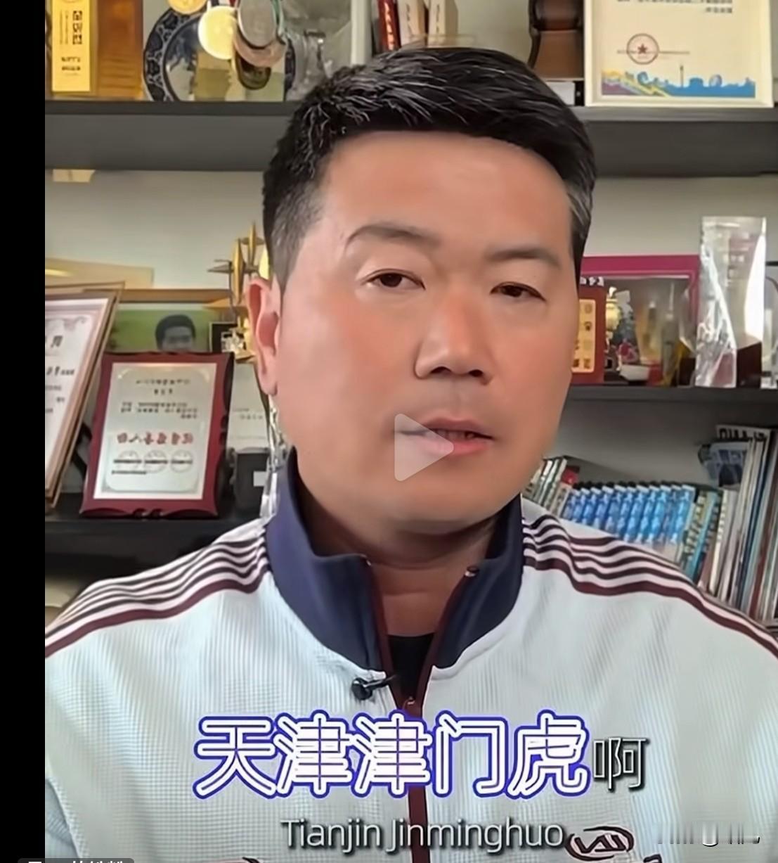 随着天津津门虎基本保级，主帅于根伟再次成为焦点人物，国足名宿原辽小虎的肇俊哲专门
