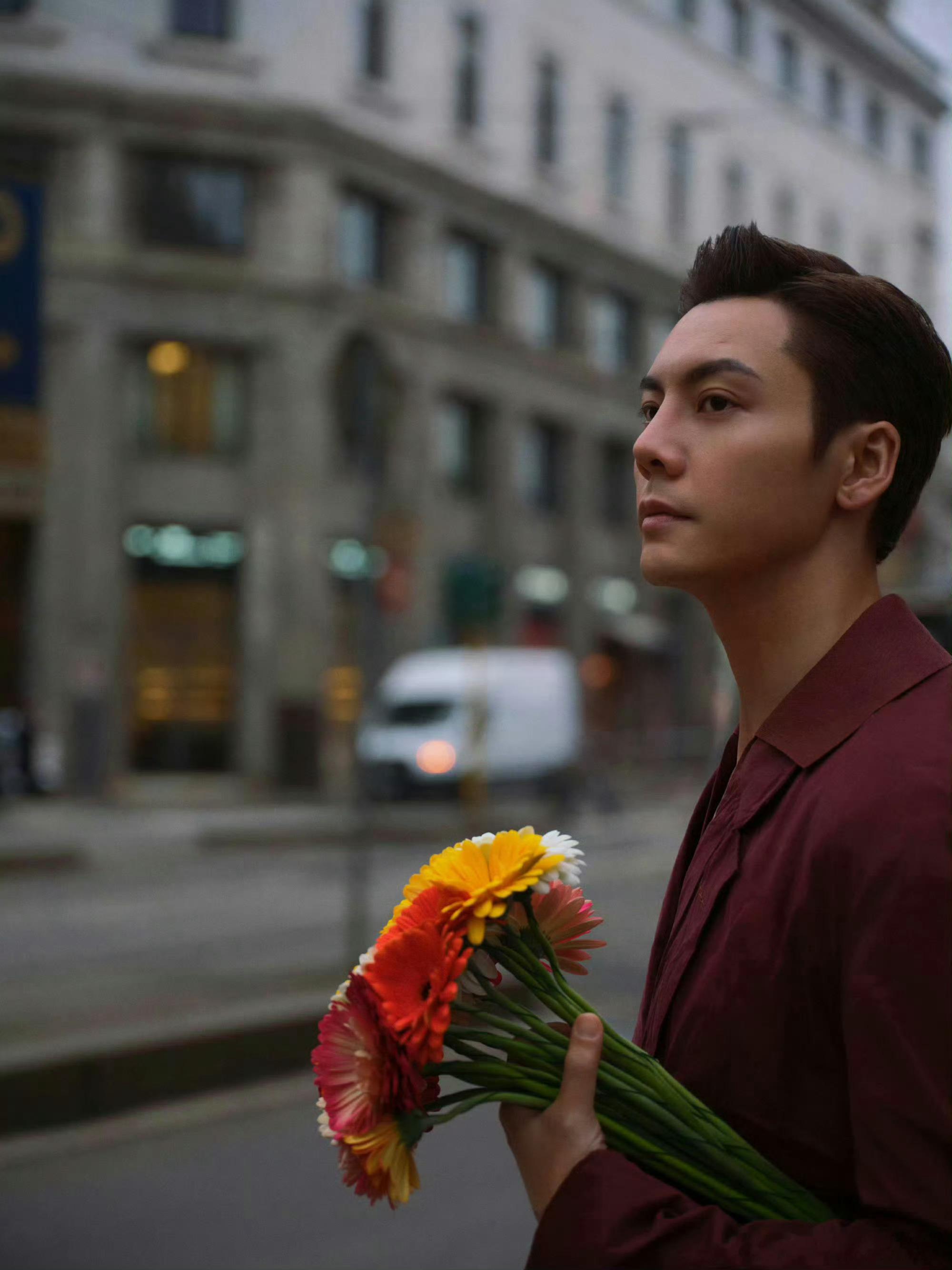 陈伟霆米兰街拍大片，酒红色休闲套装港风型男，手捧花与你相约杰尼亚26秋冬大秀🌺