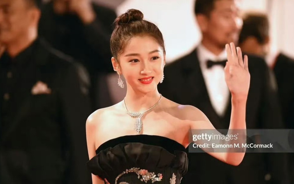 原来关晓彤也去过威尼斯！一袭黑色礼服搭配精致珠宝，在红毯上意气风发，生图状态
