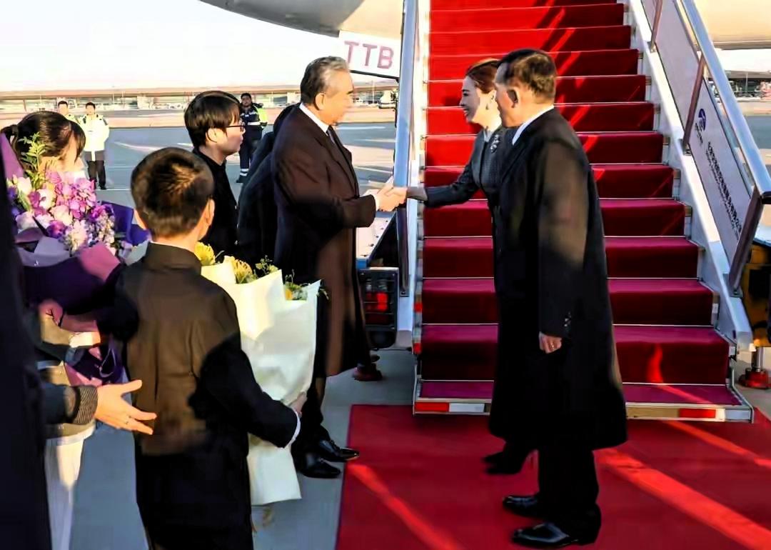 前两天，泰王玛哈·哇集拉隆功携王后抵达北京，咱们国家拿出了超高规格接待。红毯铺了