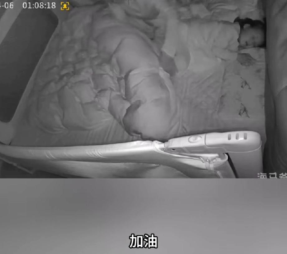 天哪！真爱呀。七八岁孩子陪着妈妈看乒乓球比赛，连续两天看的太累了。睡着做梦都