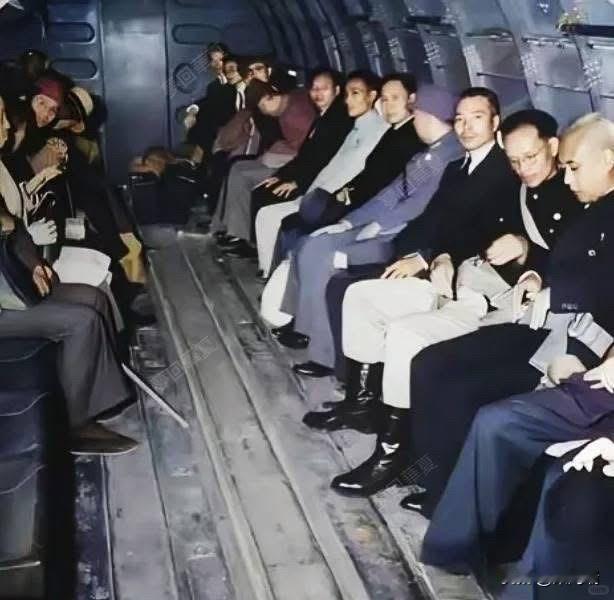 这是1949年12月国民党要员乘专机逃离重庆去台湾时的留影。机舱内空间狭