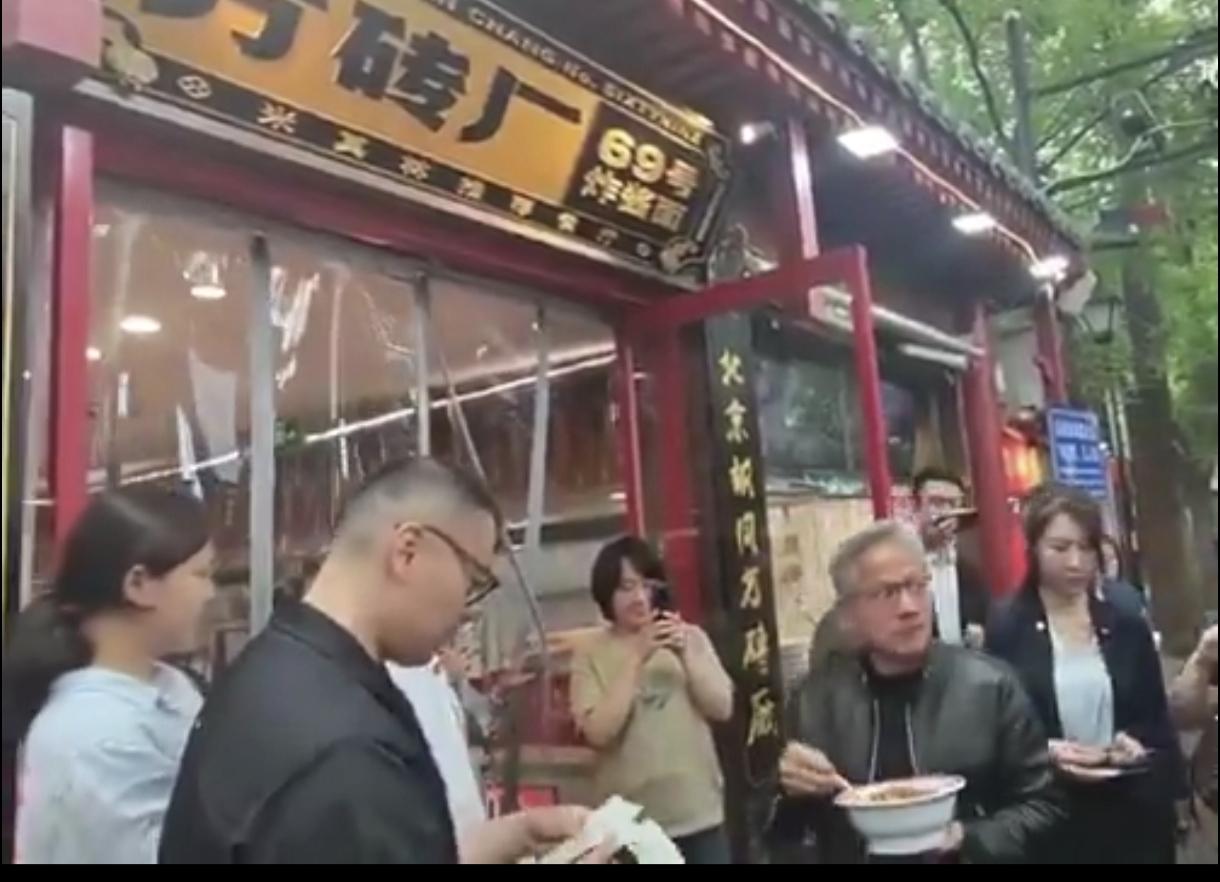 今天没有参观任务的老黄，又换上他那标志性的皮大衣了。穿梭在北京的胡同小巷中，