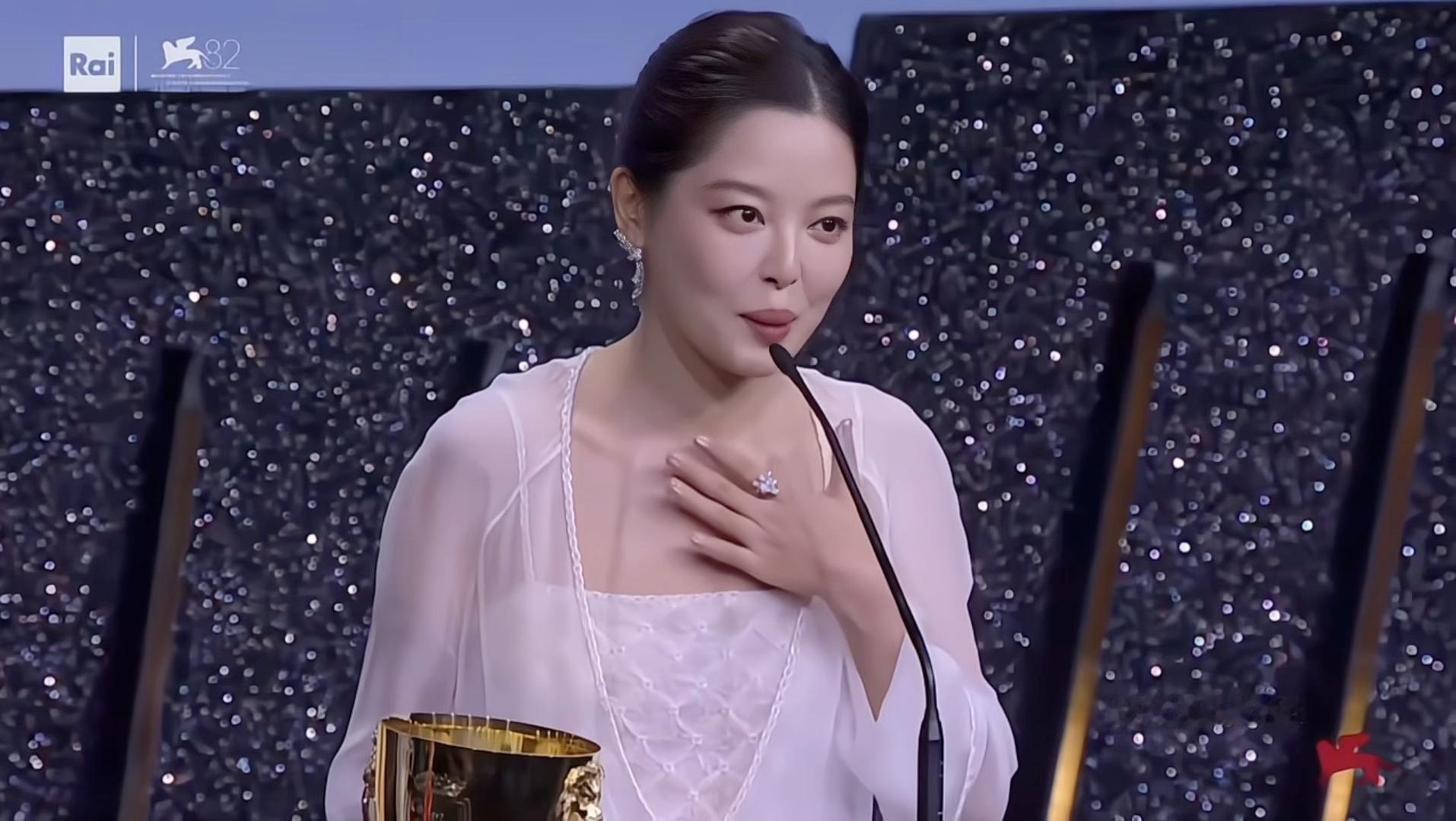辛芷蕾：“我想对我的妈妈说你看🏆”[哭哭][哭哭][哭哭][哭哭][苦涩