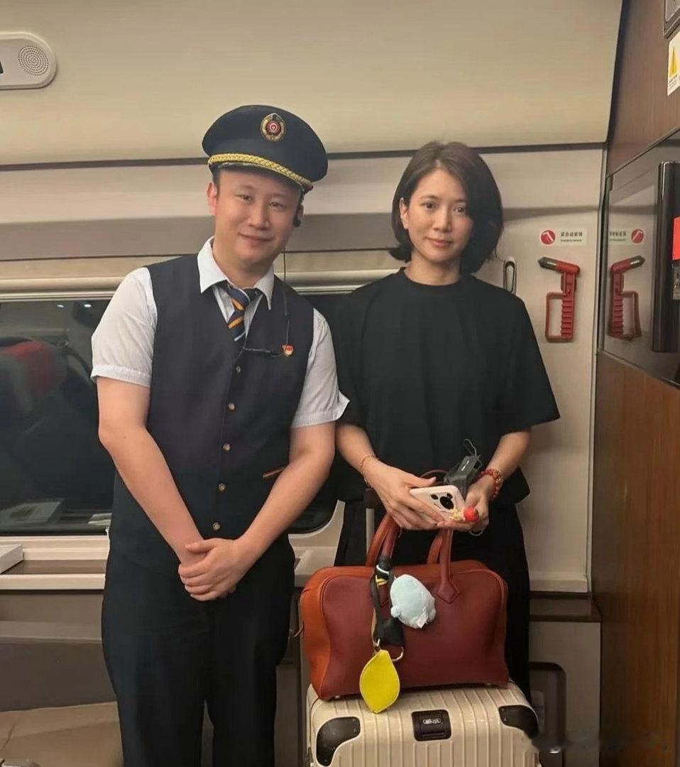 路人高铁偶遇54岁袁咏仪，清爽短发搭配淡雅妆容，皮肤细腻身形纤细，港星保养状态太