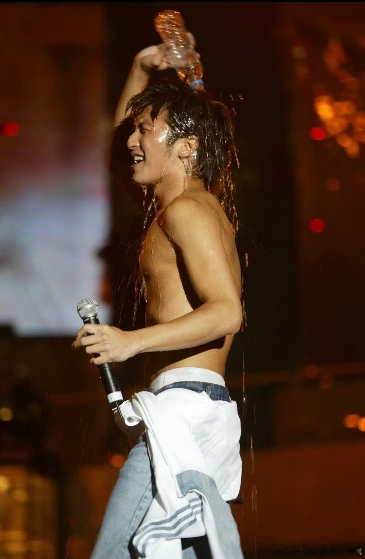 谢霆锋浇头梦回千禧年武汉现场被谢霆锋帅到，浇头一幕氛围感拉满，依旧是那个不羁的