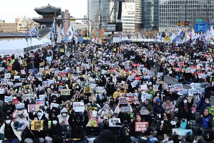 因为今年27日被韩国政府指定为临时假日，所以实质上的春节长假从25日（双休的周六