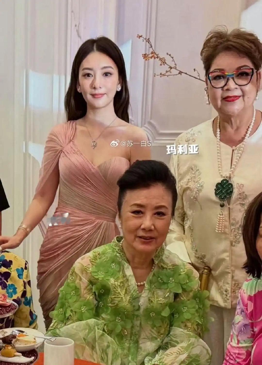 方媛终于挤进豪门圈子！搂着四太梁安琪肩膀合影，何超琼甘比都在​