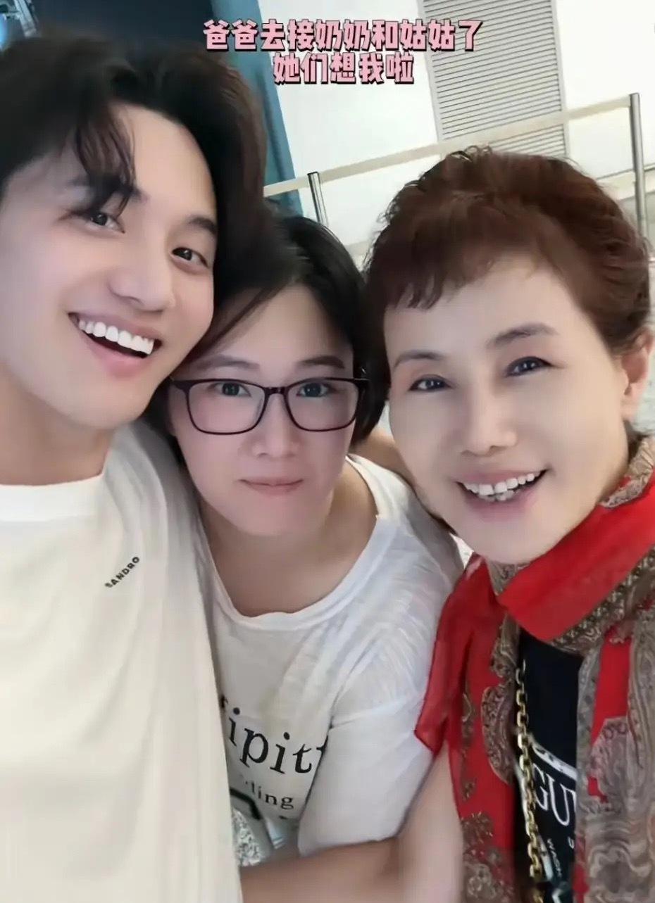 张檬婆婆从韩国来看孙子，奶奶抱Dylan一脸慈爱，见面礼是金子！​​​