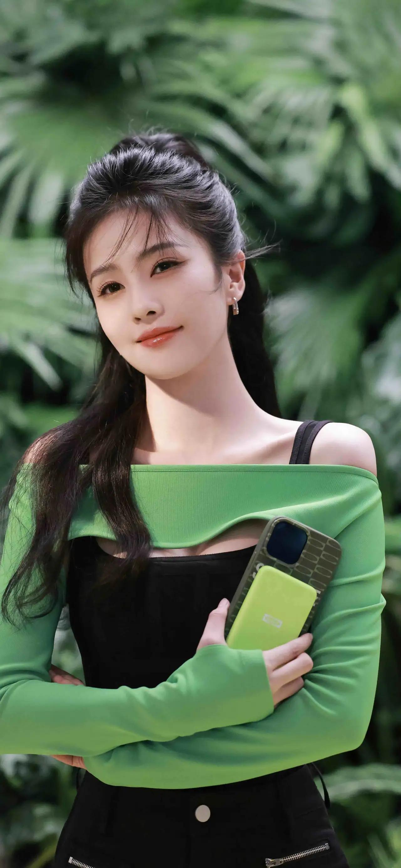 美女壁纸～白鹿，高马尾扬起的弧度，是青春最鲜活的注脚。绿意与光影交织，运动感与松