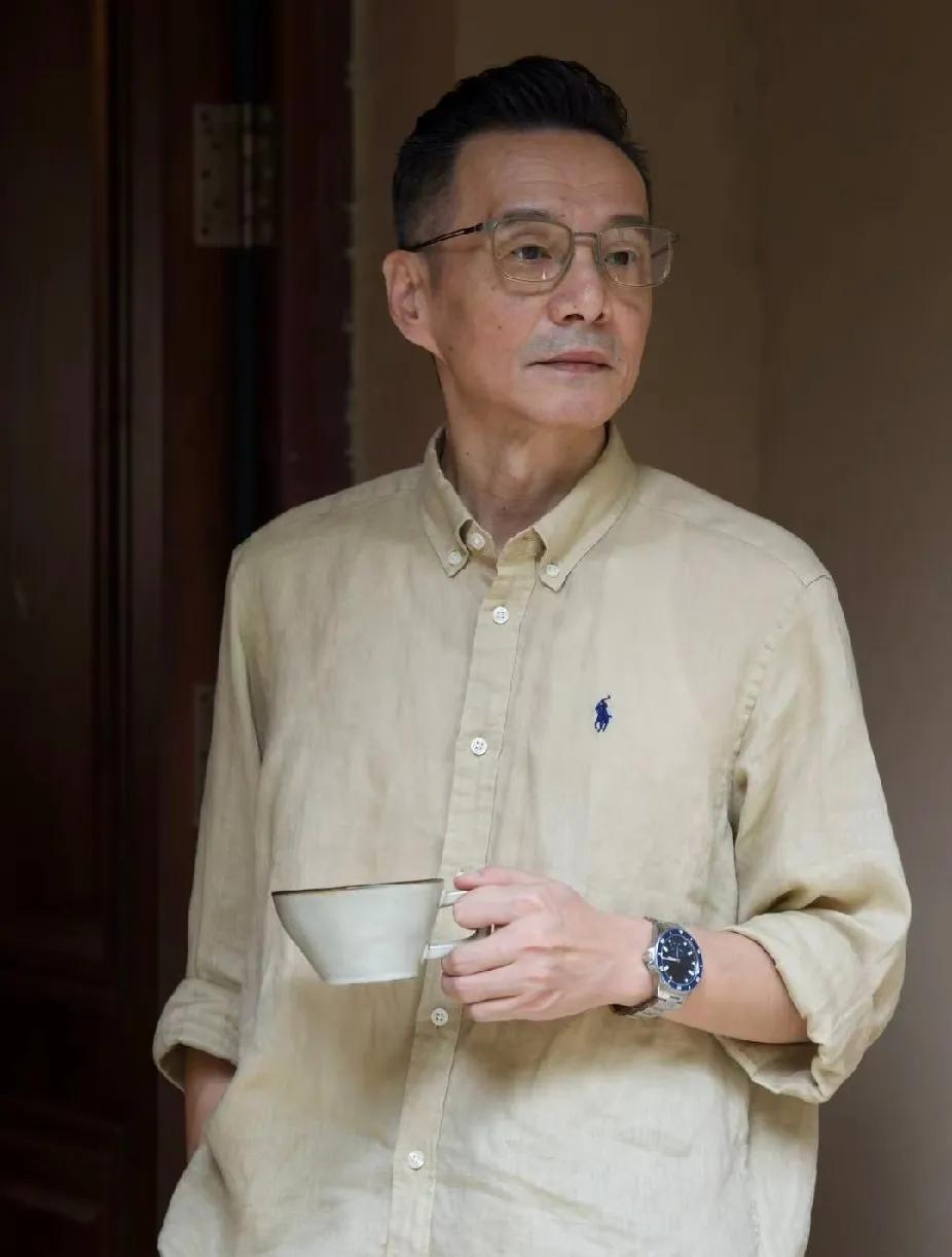我决定离婚是因为有一次应酬喝多了，迷迷糊糊到家躺沙发上就睡着了。迷糊中听见她在那