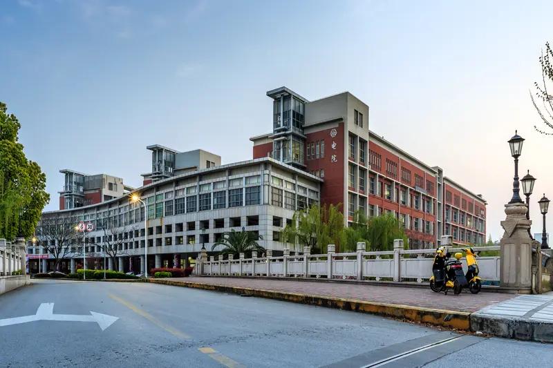 非985院校的文科专业、非211院校的理科专业，以及非一本院校的工科专业都没必要