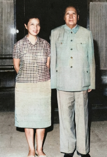 毛主席与一名女性的合影，此人气质出众，你认得她是谁吗？50年代的某天，毛主