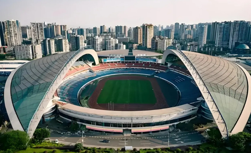 重庆铜梁龙升超了，其主场比赛场地也应该搬迁了。如再偏安一隅，就吸引不了那么多主城