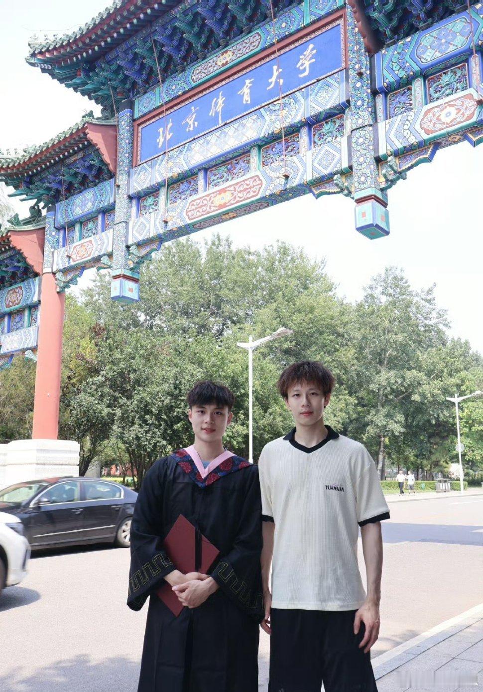 林高远陪弟弟参加毕业典礼这颜值，弟弟也这么帅的嘛？果然林家基因就是不一样，有个会