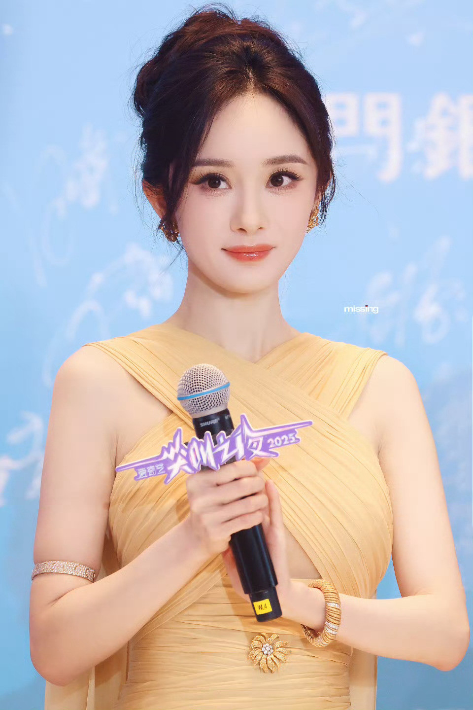 好可爱的小意外🤣这不就是你我逛吃时会发生的事嘛~杨幂曾吃糖葫芦把牙崩了杨幂杨幂