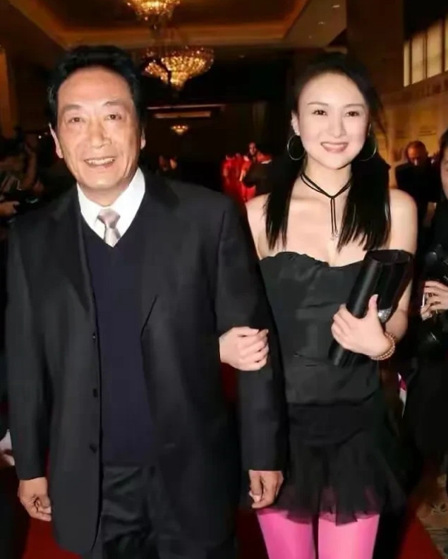2014年，68岁的王奎荣被31岁的饶芯语疯狂追求。王奎荣对她说：“你的父母不会