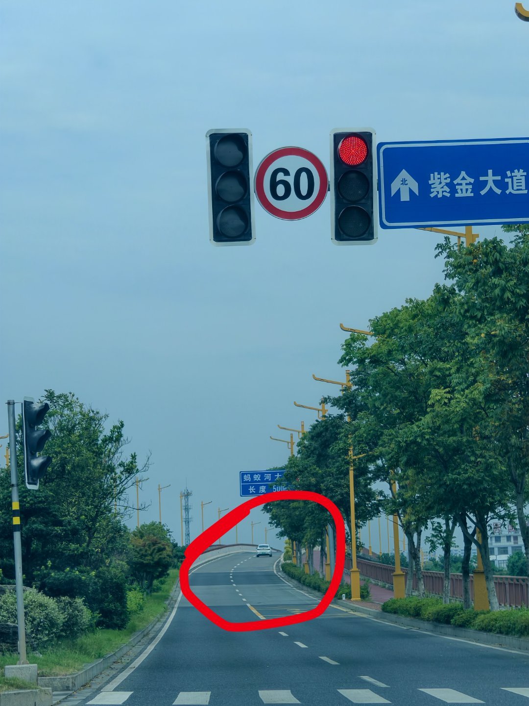 我要不要提醒他他已经闯红灯了[笑着哭][笑着哭]这看着是滴滴车[滑稽笑]，