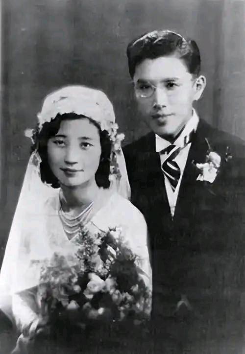 1993年，92岁的前北大校长周培源晨练回家后，对着妻子说：“我爱你！”妻子回看