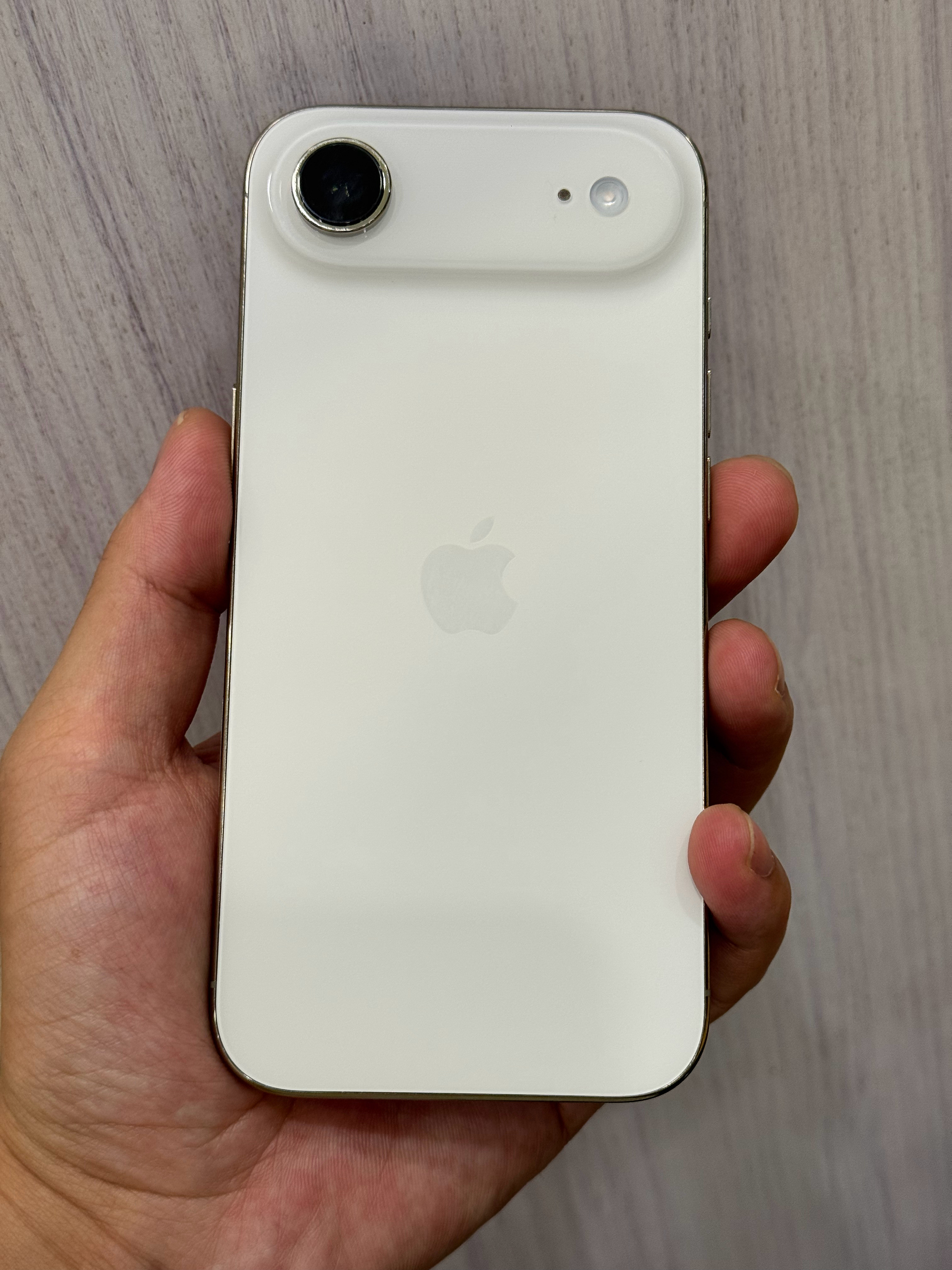 朋友花8000元买的iPhoneAir到货了，他说只是尝鲜体验下，后期再亏钱