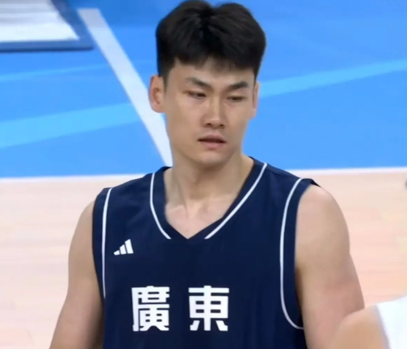 王睿泽太香了！广东球迷最近惦记上青岛球员王睿泽了！甚至有球迷提议说用杜润旺来换，