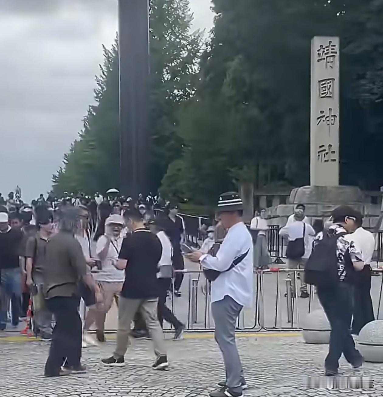 看看日本人“拜鬼”的情况，人流还是很多的，络绎不绝，很踊跃。这种情况间接说明，在