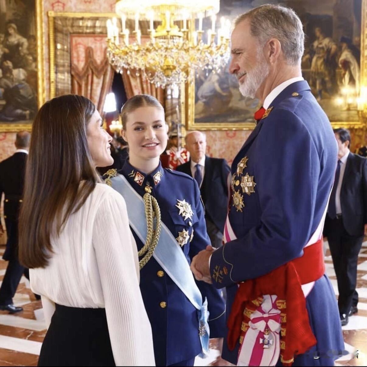 西班牙公主的成长：不是蜜罐里的童话谁说文王储只需要美美的？西班牙公主莱昂诺尔