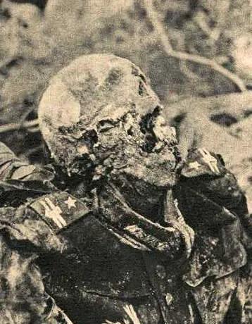 1939年10月，波兰被德国与苏联瓜分。面对1万多波兰的被俘军官，斯大林和他的元