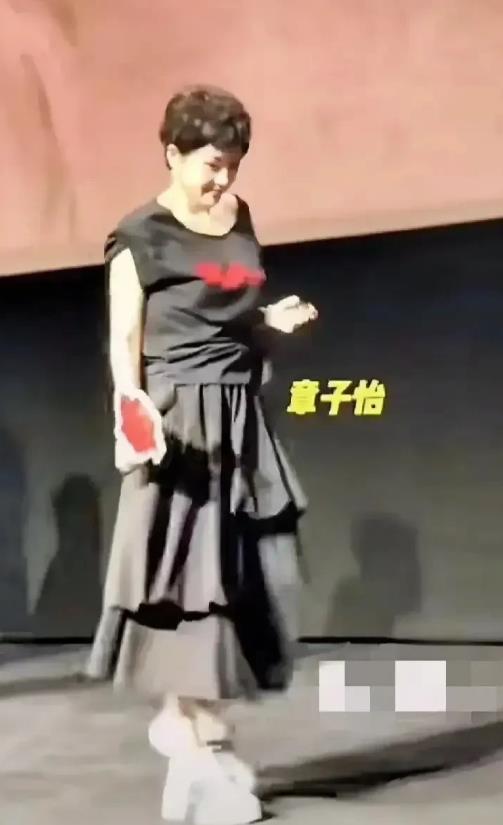 章子怡的生图真的太可怕了，这活生生的把自己弄成了大妈，路人甲么？这身行说真的
