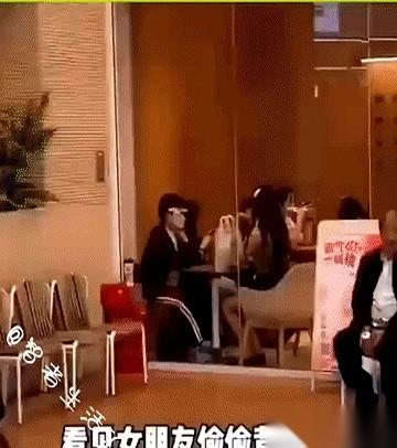 那一刻，我脑子里就一件事儿：冲上去，一人一拳。真的，就差那么一点点。看见她和