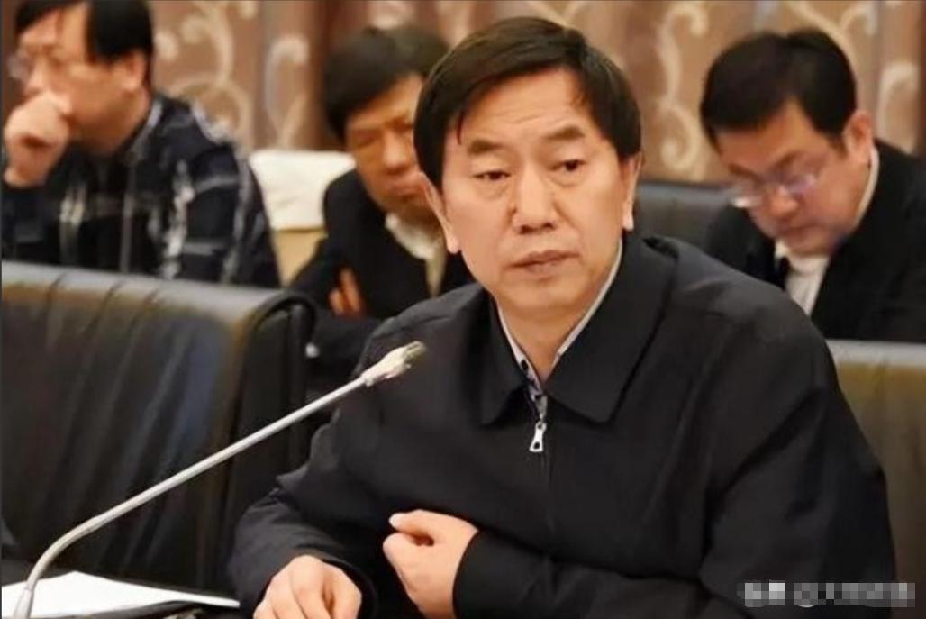 [啤酒]2000年，山西灵石县县长耿彦波，因工作调任要离开灵石，当地老百姓得知，