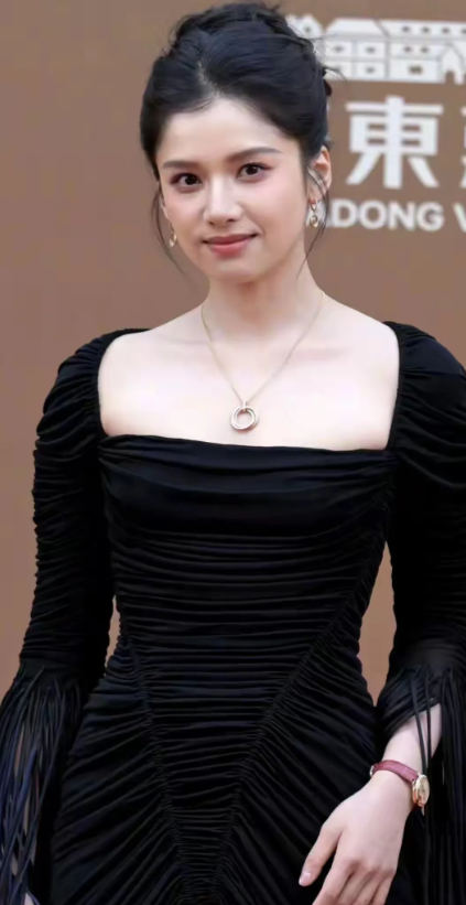 华表奖红毯上，蒋勤勤与张婧仪同框尽显母女范儿。电影《独一无二》里，二人饰演听障家