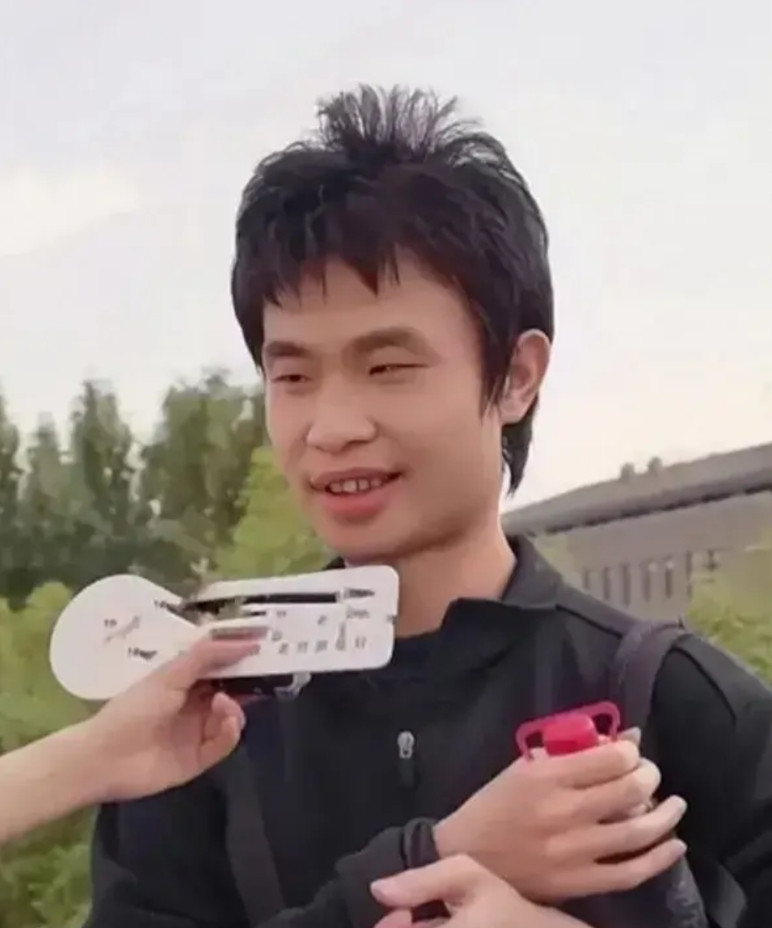 北大“韦神”经历了什么？年纪轻轻门牙都掉了，太让人心疼了！“韦神”韦东奕，前
