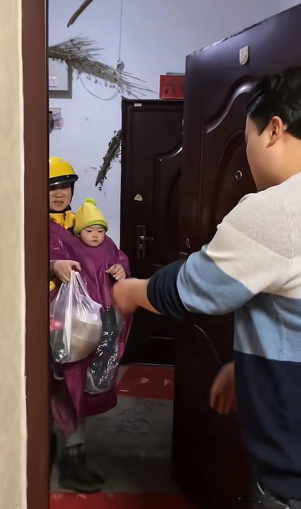 带孩子送餐的外卖员…