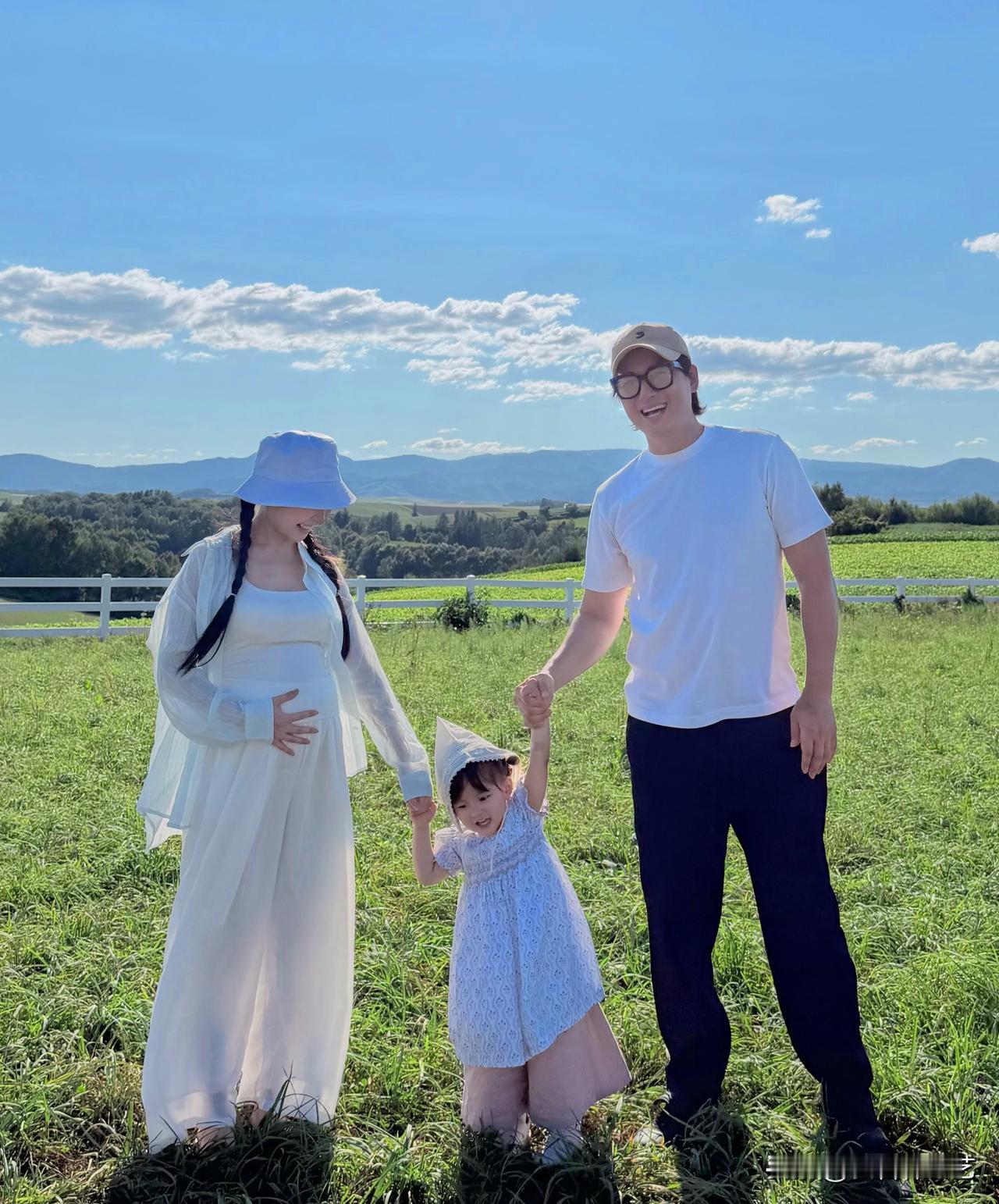 1日，演员李智勋的妻子三浦绫乃在Instagram上分享了她与丈夫李智勋和女儿如