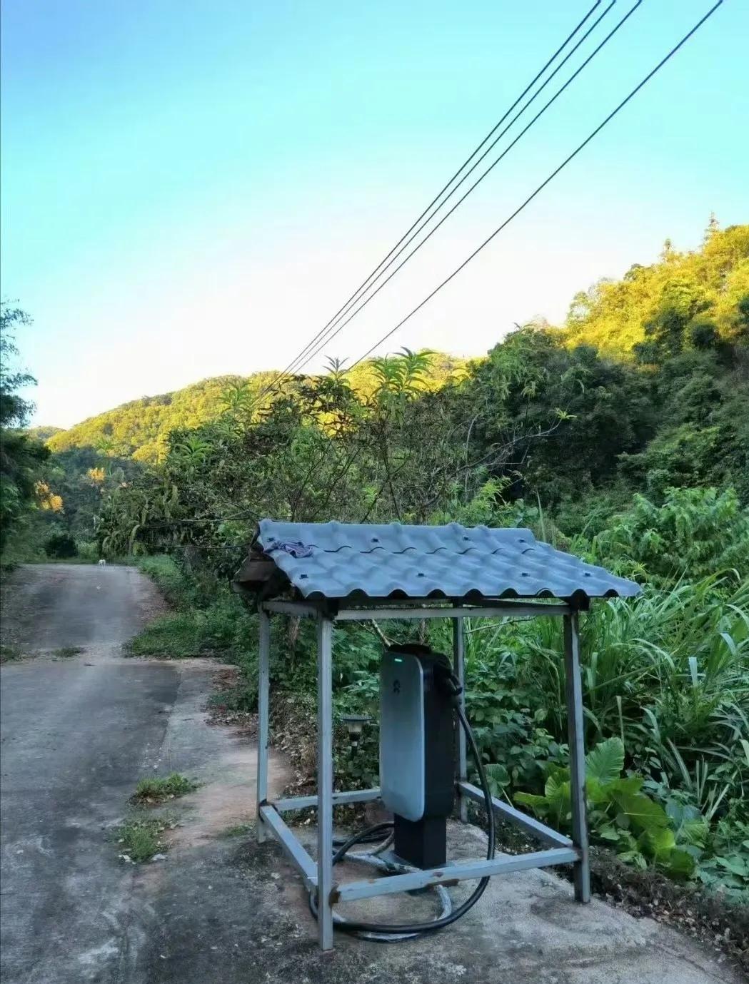 “一场关于‘山沟沟里充电桩’的误会，蔚来没有急于撇清关系，而是选择拥抱这份偏远地