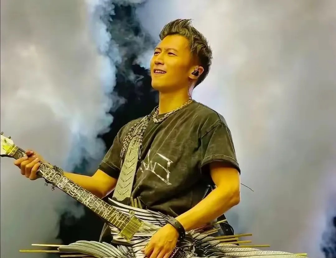 谢霆锋公司要破产了！当年风头正劲的英皇娱乐，如今可能撑不住了。银行债