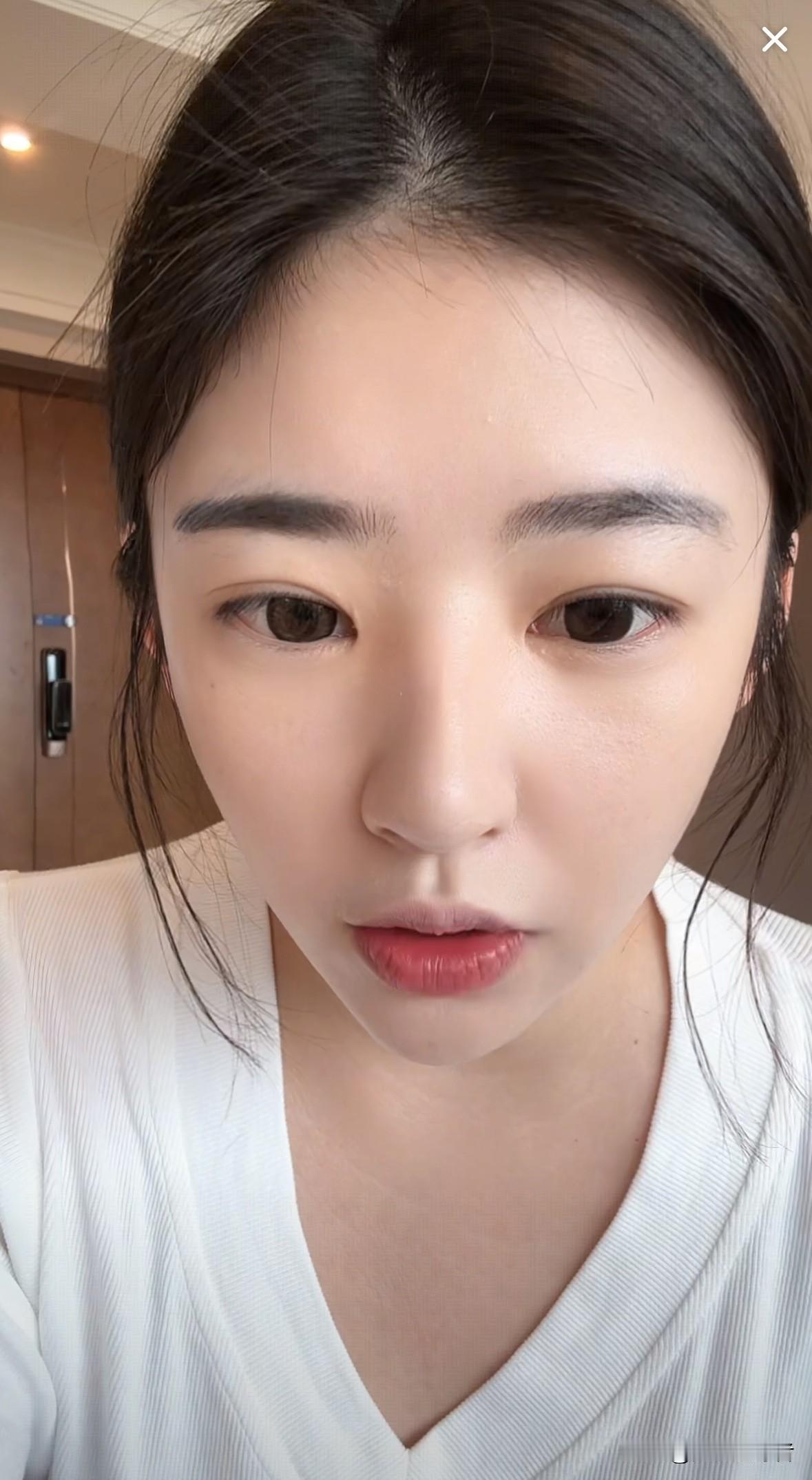 今天下午，黄一鸣在直播时说，有人来她的直播间里面说她的身材不好看，闪闪爸怎么会看