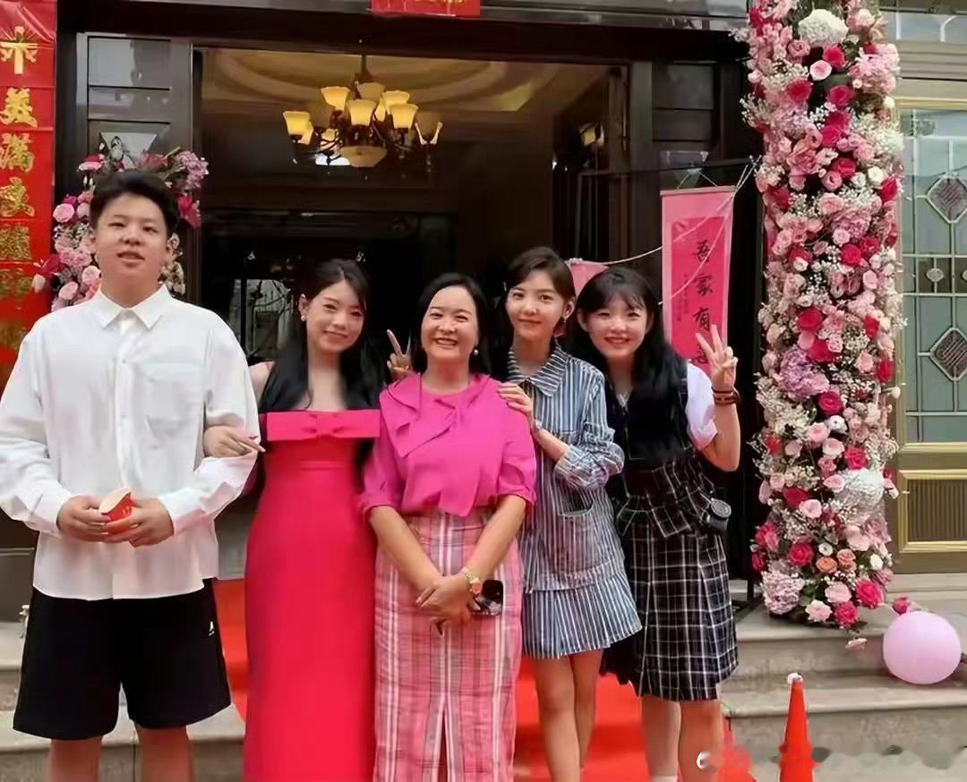 章若楠的妹妹已在美国定居，住进了一栋宽敞的大别墅，生活条件相当优渥。她还特意花了